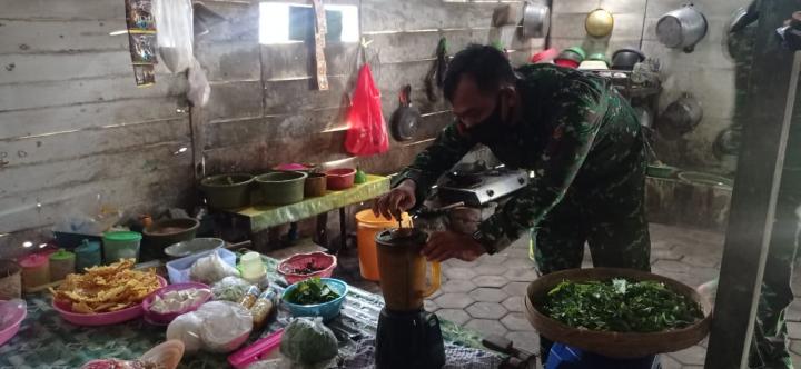 Satuan Tugas TMMD Kodim Bojonegoro Membantu Pemblenderan Proses Pembuatan Jamu